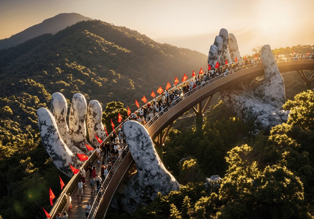 With its unique architecture, the Golden Bridge has become an attractive destination for tourists when they have the opportunity to visit Da Nang (Source: Sun World Ba Na Hills)